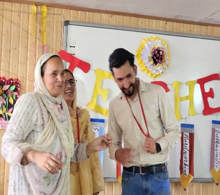 Mr. Neeraj Nawaz, Tutor RCON receiving medal for organizing the event.